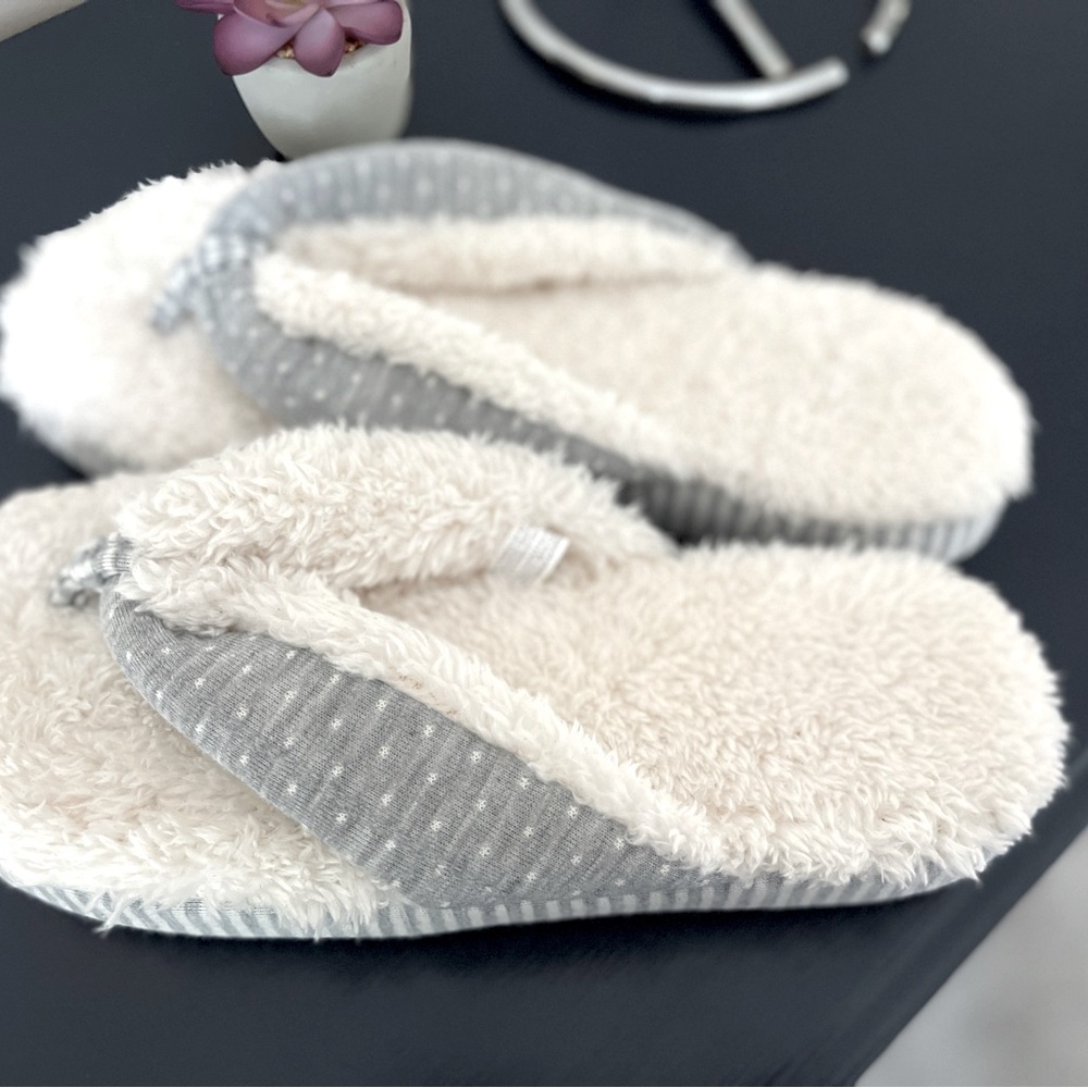 NEW pair of Sherpa-like fuzzy slippers